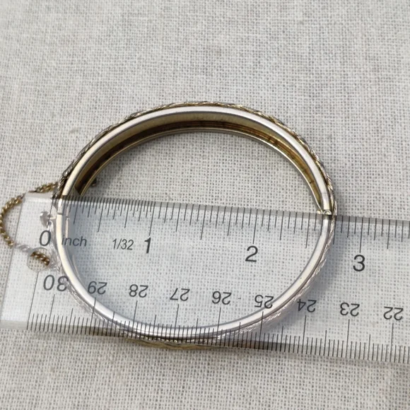 Vintage cross cross hinged bracelet with safety chain - Picture 6 of 7